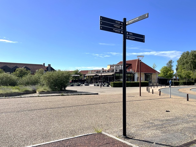 Pegeskilt på havnepladsen. Foto: Frederikssund Kommune.