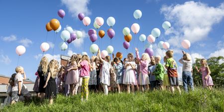 Alle eleverne sender deres balloner til vejrs i højt solskin og blå himmel. Foto: Kenneth Jensen.