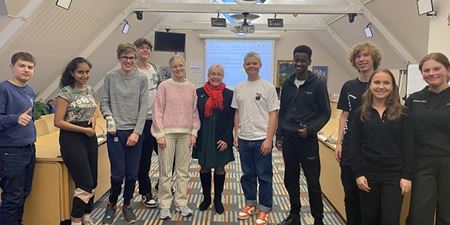 De ti elever fra fælles elevråd og borgmester Tina Tving Stauning. Foto: Frederikssund Kommune.