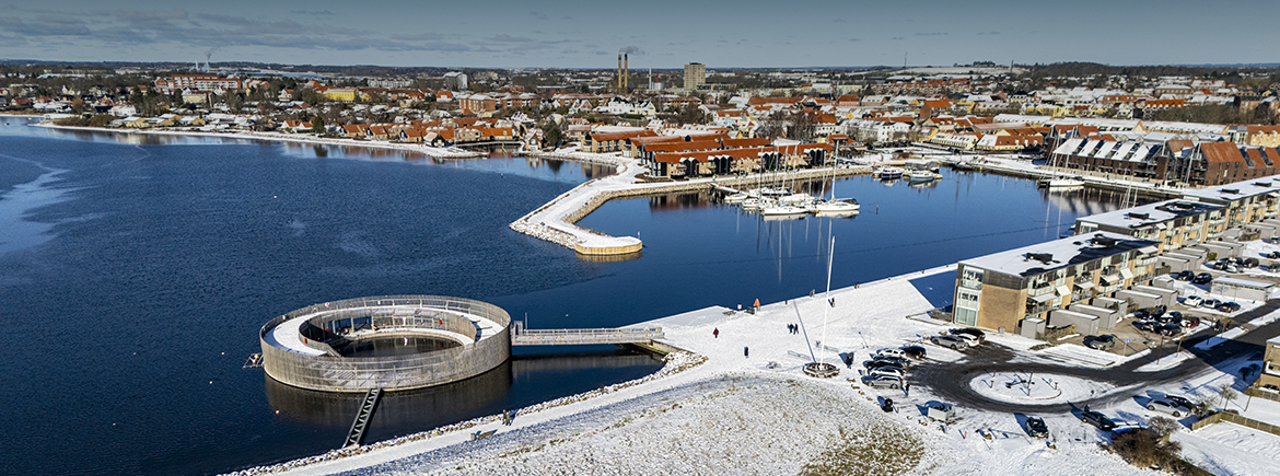 Havnen med kultur- og havnebad smukt indhyllet i sne og vintersol. Foto: Kenneth Jensen.