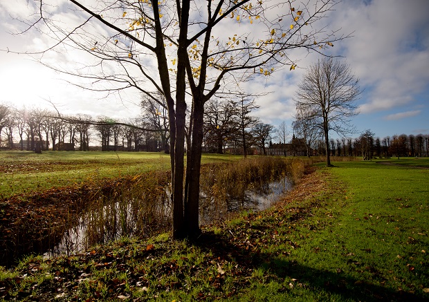 Jægerspris Slot og park med å og visne træer. Foto: Frederikssund Kommune, Kenneth Jensen.