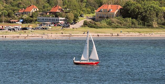 Sejlbåd i fjorden ud for Kulhuse. Foto: Ove J. Nielsen.