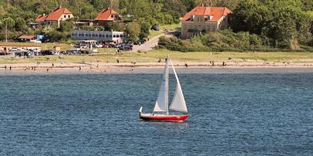 Sejlbåd i fjorden ud for Kulhuse. Foto: Ove J. Nielsen.