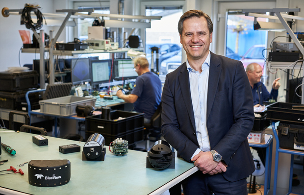 Adm. dir. Ole Søe-Pedersen i Teledyne RESONs produktionslokale. Foto: Teledyne RESON.