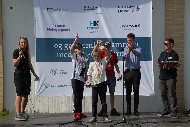 Medaljeoverrækkelse ved folketingsmedlem Jacob Mark (SF). Foto: Frederikssund Kommune, AKUCenter Ejegod, Henrik Knoblauch.