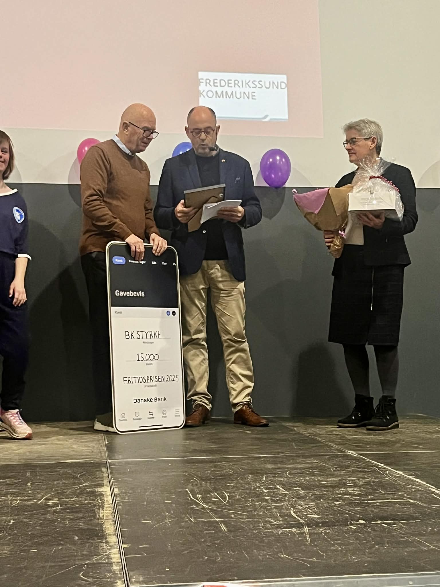 B.k. styrke modtager fritidsprisen. Foto: Frederikssund Kommune