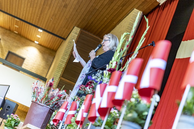 Skoleleder Joy Frimann Hansen taler til eleverne. Foto: Frederikssund Kommune, Kenneth Jensen.