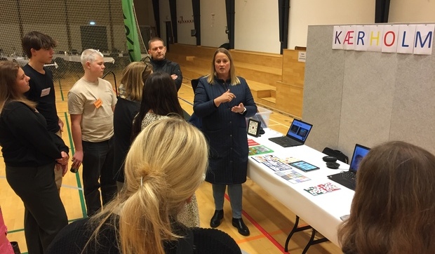 Kærholm Skole fortæller om deres arbejde til interesserede tilhørere. Foto: Frederikssund Kommune.