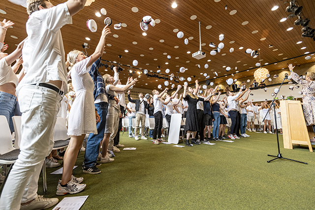 Alle 149 studenter kaster huerne i festsalen på Gymnasiet. Foto: Kenneth Jensen, Frederikssund Kommune.