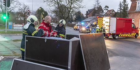 Beredskabet i gang med udpakning af watertube ved Færgevej i Frederikssund. Foto: Kenneth Jensen, Frederikssund Kommune.