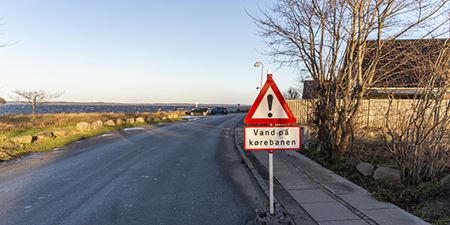 Skiltning om vand på kørebanen. Foto: Kenneth Jensen, Frederikssund Kommune.