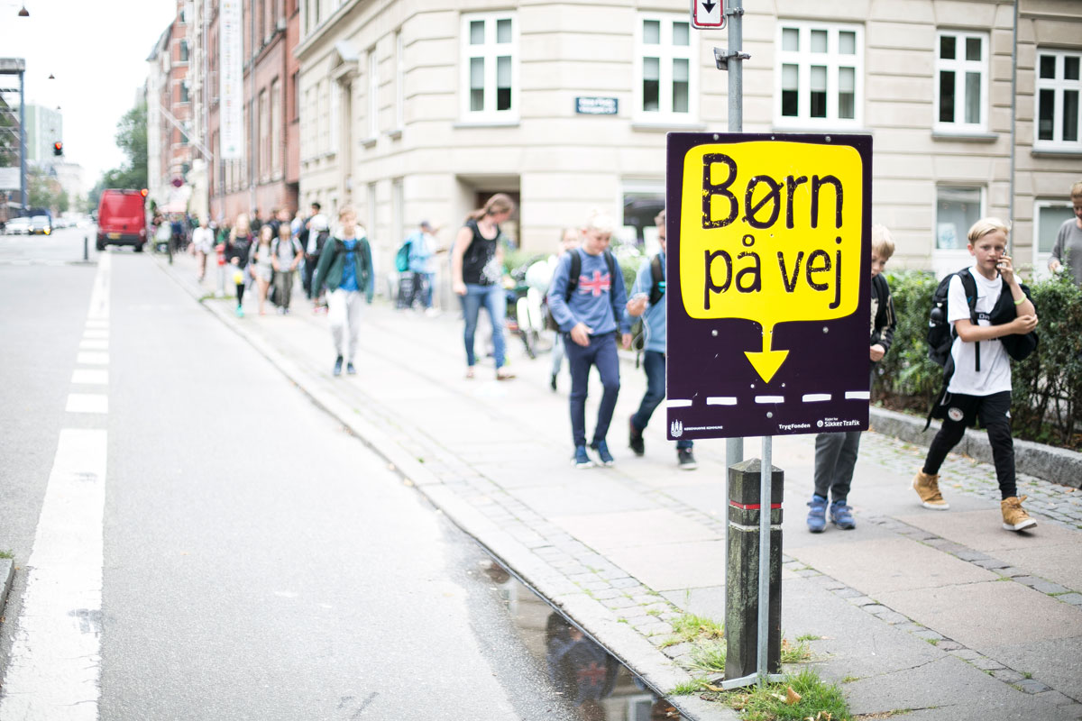 Børn på vej og skolebørn på fortorv.jpg