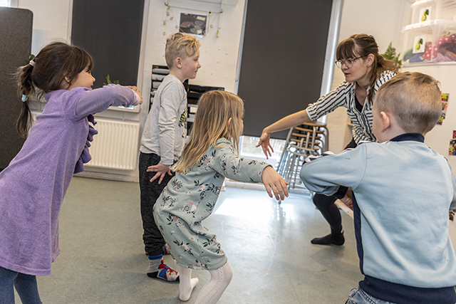 Børn fra Børnehuset Maglehøj danser til historien i børnebogen Fru Strid. Foto: Kenneth Jensen, Frederikssund Kommune.