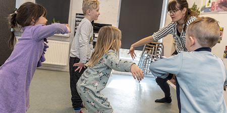 Børn fra Børnehuset Maglehøj danser til historien i børnebogen Fru Strid. Foto: Kenneth Jensen, Frederikssund Kommune.