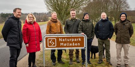 Repræsentanter for naturpark-kommunerne står ved et af de nye skilte. Foto: Egedal Kommune.