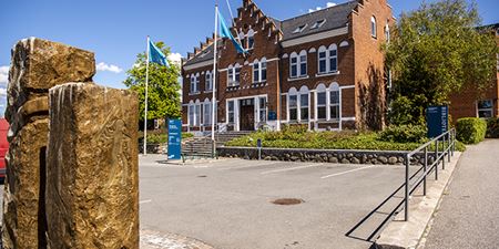 Slangerup Administrationscenter i smuk forårs-solskinsvejr. Foto: Kenneth Jensen.