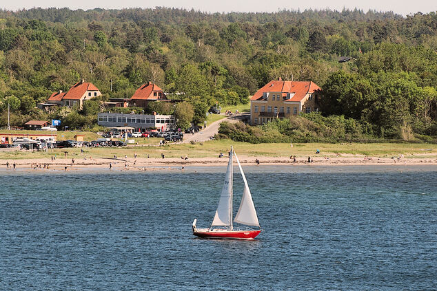 Sejlbåd i fjorden ud for Kulhuse. Foto: Ove J. Nielsen.