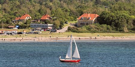Sejlbåd i fjorden ud for Kulhuse. Foto: Ove J. Nielsen.