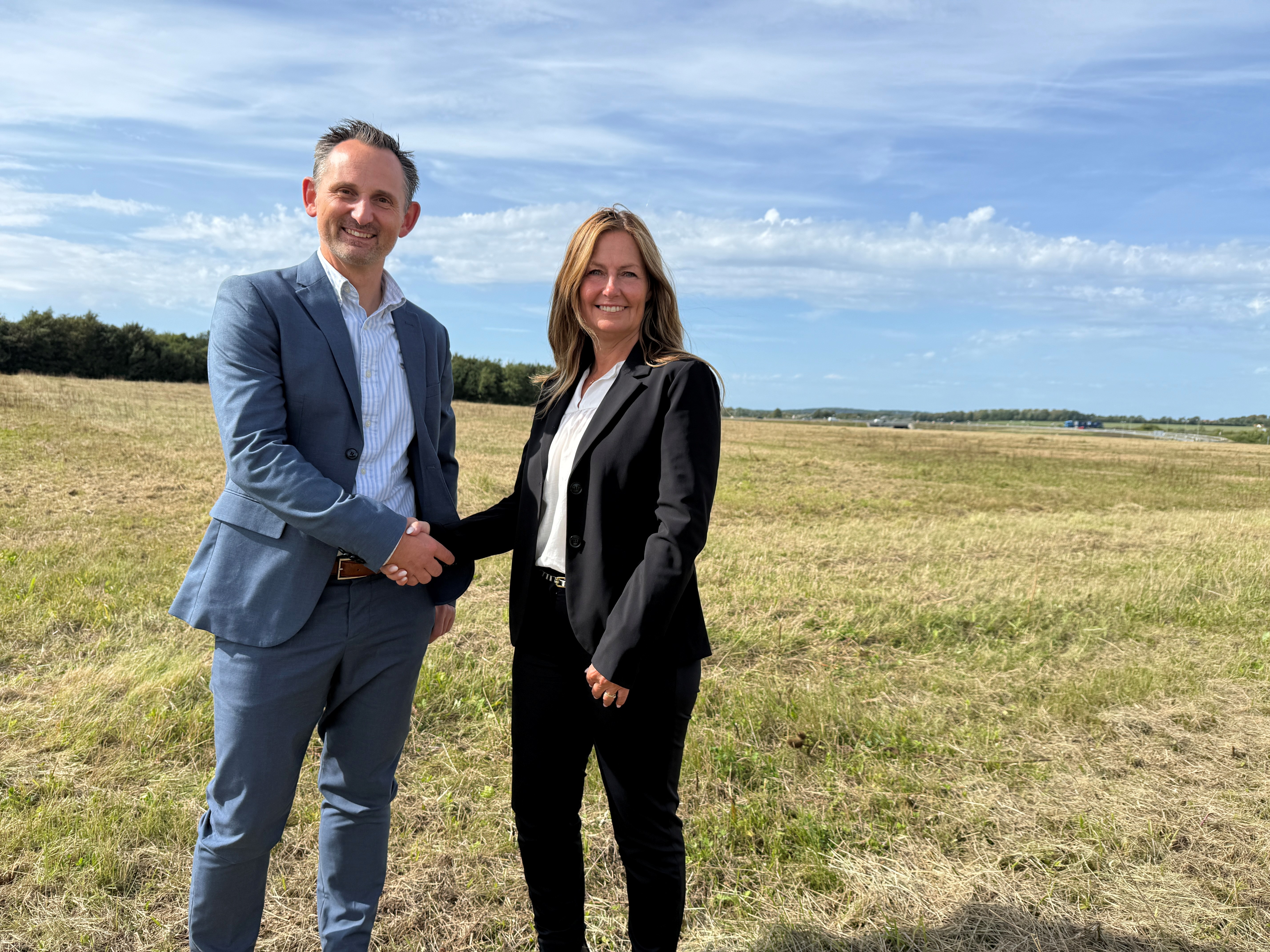 Jesper og Anne Sofie giver hånd 