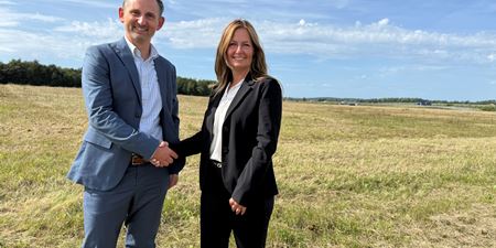 Jesper og Anne Sofie giver hånd