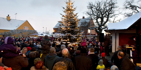 Et juletræ står midt i en folkemængde. Foto: Frederikssund Kommune