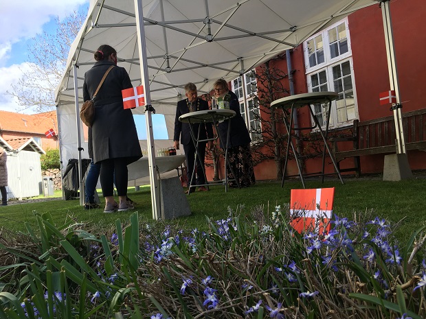 Der var pyntet med flag i haven bag rådhuset i anledning af grundlovsceremonierne. Foto: Frederikssund Kommune.