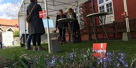 Flag og blomsterbed ved grundlovsceremoni. Foto: Frederikssund Kommune.
