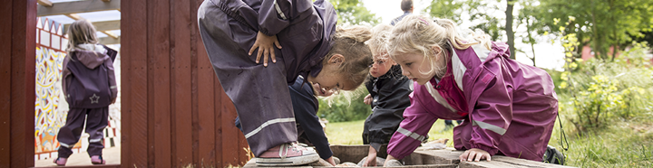 Børn leger udenfor. Foto: Kenneth Jensen, Frederikssund Kommune.