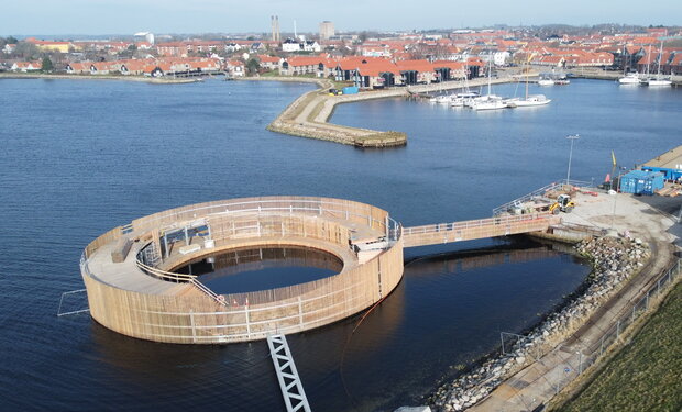 Kultur- og havnebadet med kulturhavnen og Frederikssund by i baggrunden. Foto: Frederikssund Kommune.