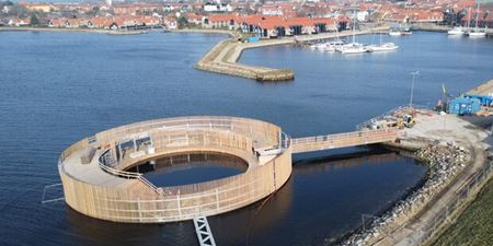 Kultur- og havnebadet med kulturhavnen og Frederikssund by i baggrunden. Foto: Frederikssund Kommune.