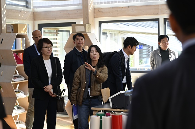 Koreansk deltager stiller spørgsmål under rundvisning. Foto: Frederikssund Kommune