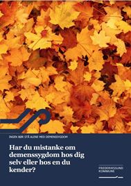 Pjecen mistanke om demenssygdom hos dig eller hos en du kender, dekoreret med eftertårsblade