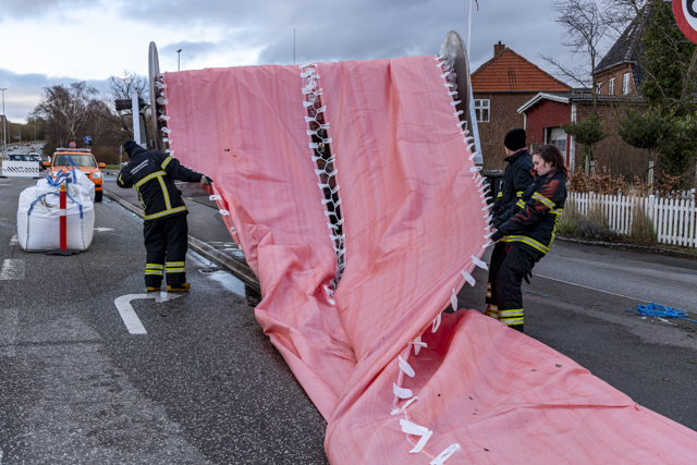 Beredskabet kæmper med oprulning af wwatertube. Foto: Kenneth Jensen, Frederikssund Kommune.