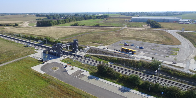 Vinge Station med marker, fællesmagasinet og Snostrup/St. Rørbæk i baggrunden. Foto: Frederikssund Kommune.