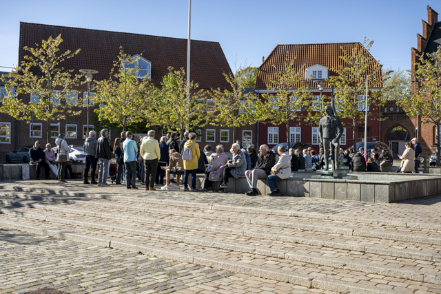 Fremmødte lytter til taler. Foto: Kenneth Jensen.