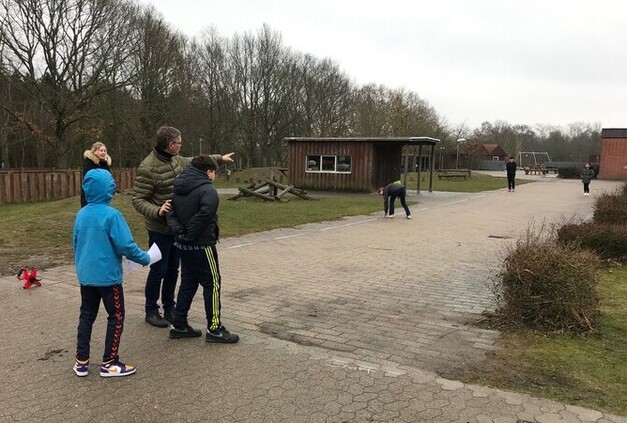 Fjerde årgang på Jægerspris Skole er ved at gøre klar til test af bremser og fart. De har lagt målebånd ud og er ved at bygge testbanen op. Foto: Frederikssund Kommune.