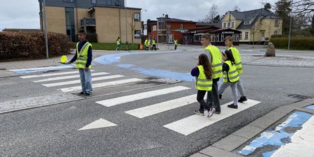 Børn hjælpes over vejen. Foto: Frederikssund Kommune