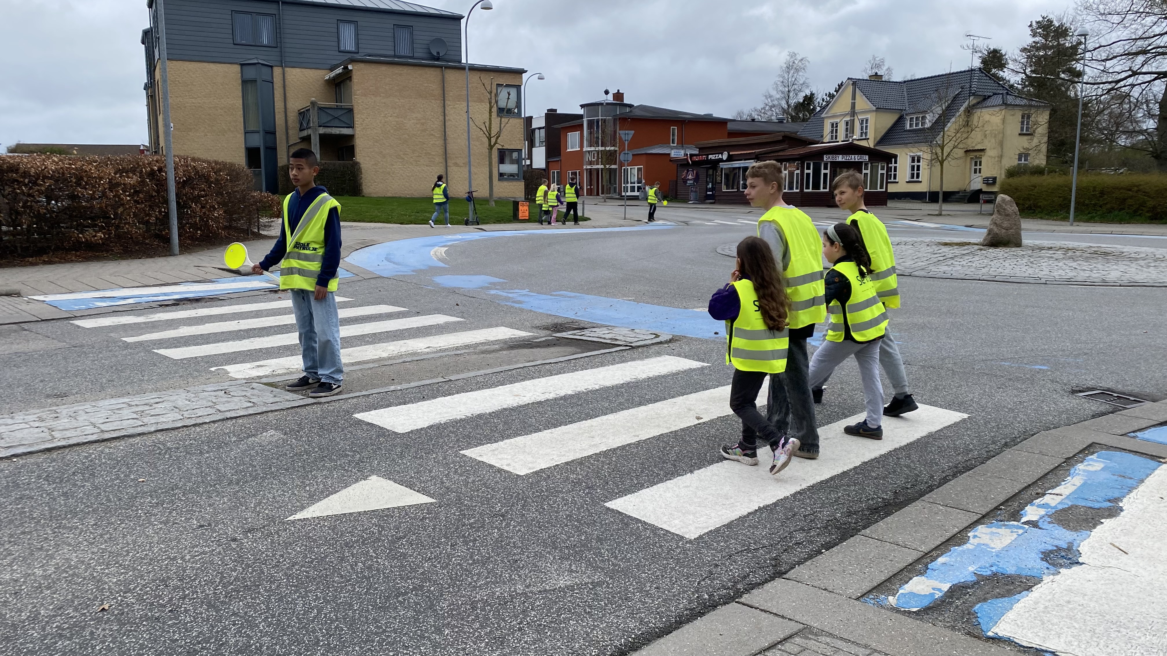 Børn hjælpes over vejen af skolepatrulje. Foto: Frederikssund Kommune