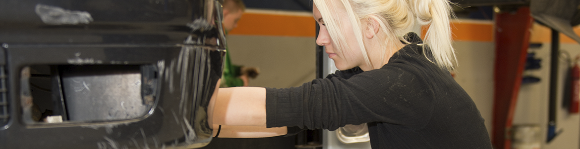 Ung kvinde på værksted. Foto: Kenneth Jensen.