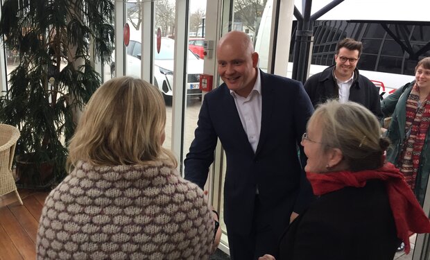 Kulturminister Jakob Engel-Schmidt hilser på borgmester Tina Tving Stauning (th.) og centerleder på Tolleruphøj, Signe Welcher Nielsen. Foto: Frederikssund Kommune.