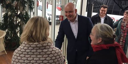 Kulturminister Jakob Engel-Schmidt hilser på borgmester Tina Tving Stauning (th.) og centerleder på Tolleruphøj, Signe Welcher Nielsen. Foto: Frederikssund Kommune.