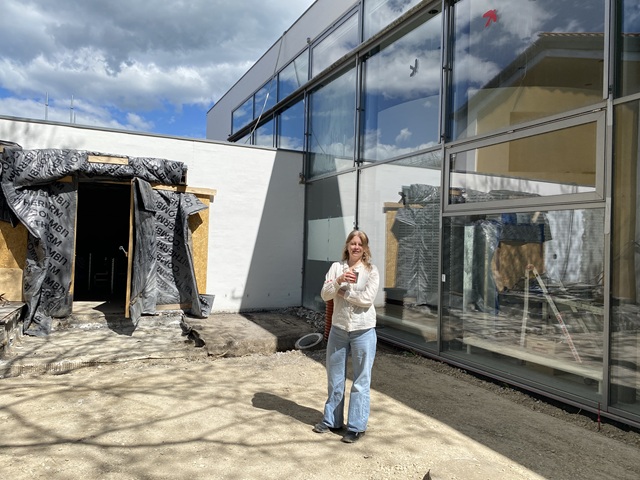 Museumsdirektør Lisbeth Lund foran den gamle indgang til Willumsens Museum. Foto: Frederikssund Kommune.