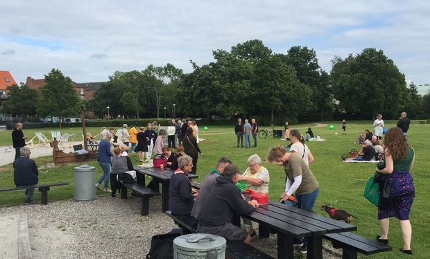 Der var stor interesse for både at spise sin medbragte mad på Bløden og at få en snak om kysbeskyttelse. Foto: Frederikssund Kommune.