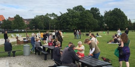 Der var stor interesse for både at spise sin medbragte mad på Bløden og at få en snak om kysbeskyttelse. Foto: Frederikssund Kommune.