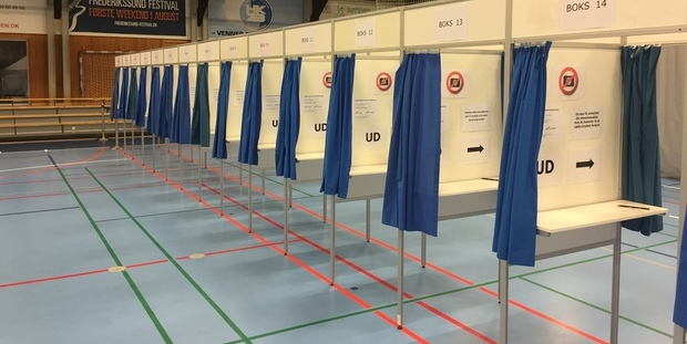 En række stemmebokse i Frederikssundhallen. Foto: Frederikssund Kommune.
