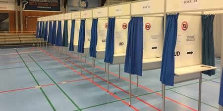 En række stemmebokse i Frederikssundhallen. Foto: Frederikssund Kommune.