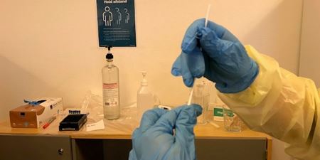 Hænder med coronatest og vatpind. Foto: Frederikssund Kommune.