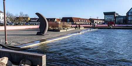 Frederikssund Havn med højvande og watertubes på havnefronten. Foto: Frederikssund Kommune, Kenneth Jensen.