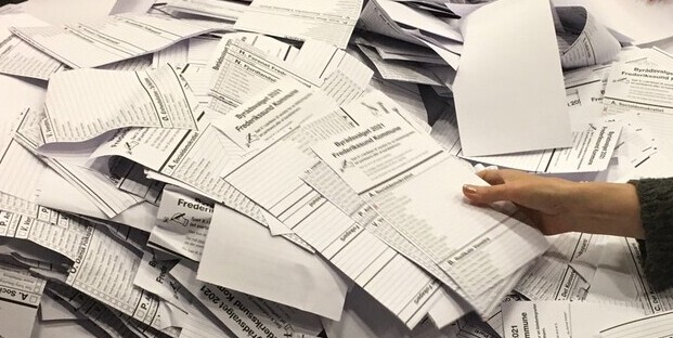 En bunke stemmesedler. Foto: Frederikssund Kommune.