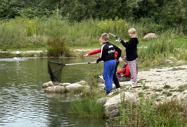 Børn på fisketur ved Poppelsøen. Foto: Frederikssund Kommune.